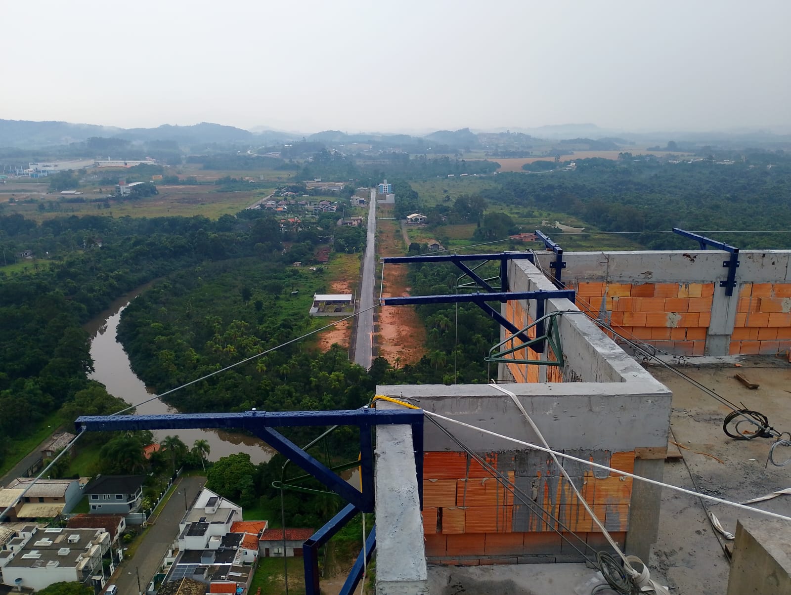 Instalação de suportes em obra de fachada