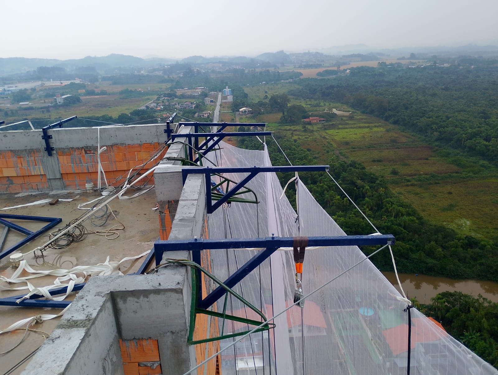 Suportes instalados no topo de uma obra
