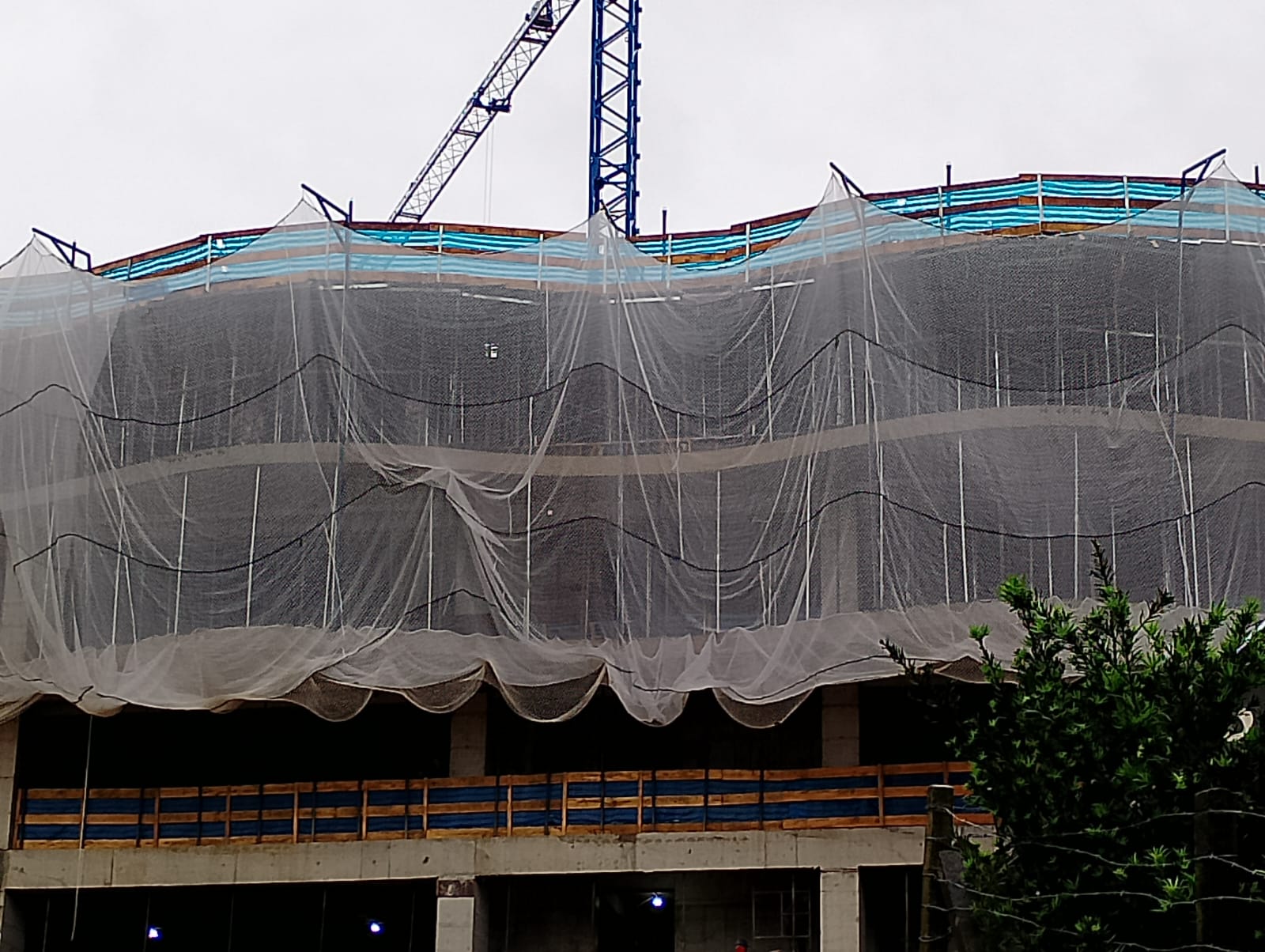Fachada de obra protegida por telas